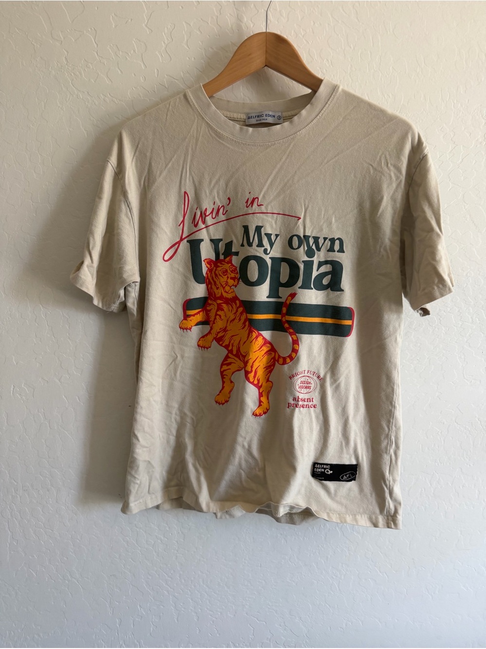 Aelfric Eden Beige "Livin' In My Own Utopia" Tiger Graphic Tee - Small